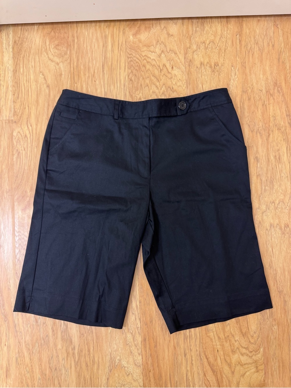 Harve Bernard Women’s Black Bermuda Shorts